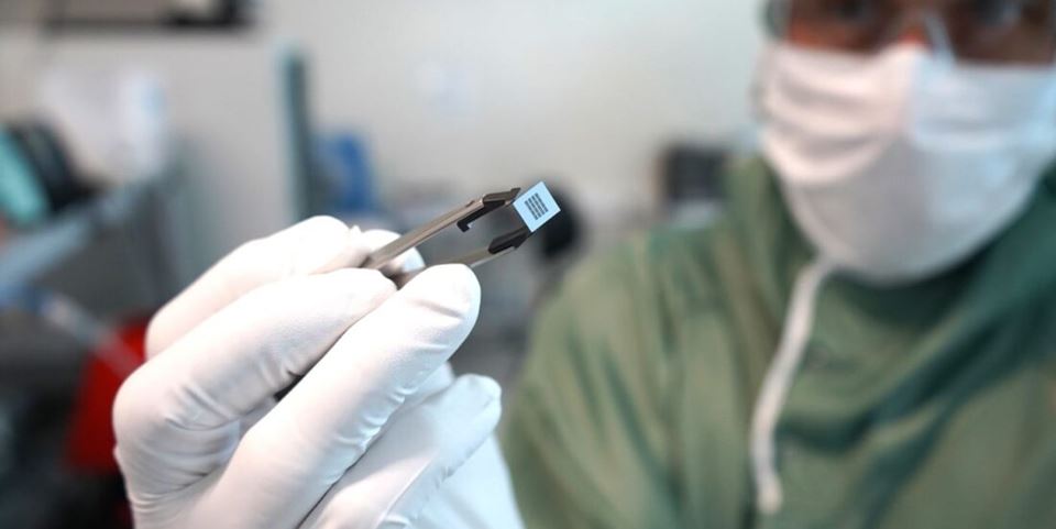 Small convenience: Researcher and blog-writer Runar Dahl-Hansen shows off the MEMS chip in SINTEF's micro- and nanolab. Photo: William Husby Hoven