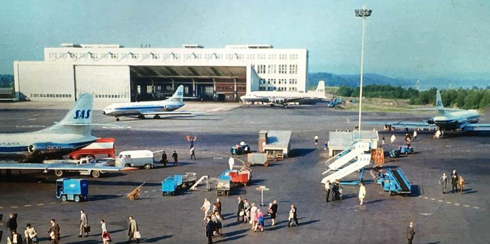 The aircraft apron at Oslo’s former airport at Fornebu in 1967. You can see the old SAS maintenance hangar in the background. The area around the old control tower has been turned into the centre of a new Oslo suburb. This photo is reproduced with the permission of the Fornebu Historical Society (Fornebuhistoriskforening.no).