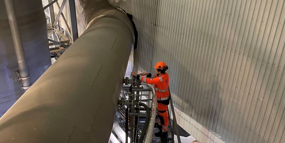 Industrial flue gases are flowing through this pipe. A side stream system conducts a fraction of the flow to a pilot reactor which removes the CO2. Photo: SINTEF