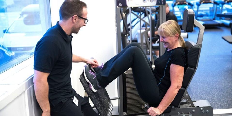 Strength training boosts muscle strength. For patients with multiple sclerosis (MS) or Parkinson’s disease, intensive strength training with a high load and few repetitions can slow the onset of symptoms and, in some cases, even reverse symptoms. Above, we see physiotherapist and exercise physiologist Håvard Haglo PhD with Anne-Margrethe Skorstad. Photo: Myworkout