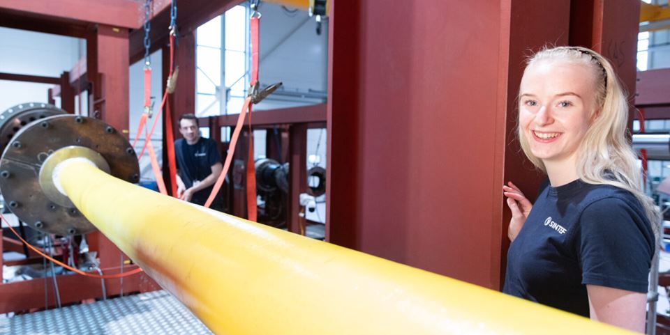 How much tension can the cable withstand, how strong is it, and what ultimately causes the cable to fail? Skilled worker Mia Bolland Samdal checks the layout. Photo: Kai Dragland