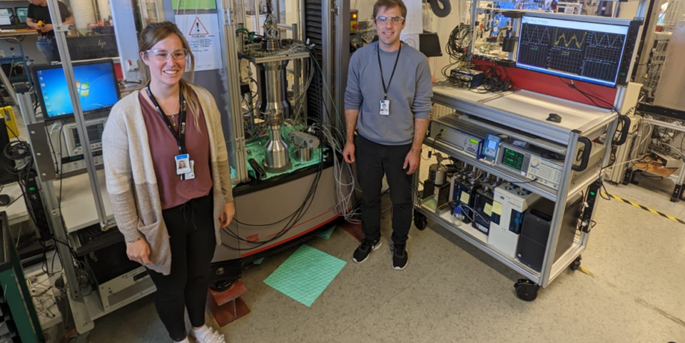 PhD research fellow Kim S. Mews (NTNU) and research scientist Serhii Lozovyi in SINTEF’s Formation Physics Laboratory. They have developed a new testing method to improve the seismic monitoring of CO2 storage in the subsurface. Photo: Nicola Tisato