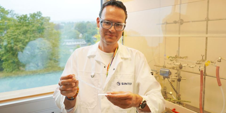 Scientist Christian Karl shows off the newly developed special coating in the laboratory at SINTEF. The unique water-based material composition prevents ice from forming. Photo: William Husby Hoven