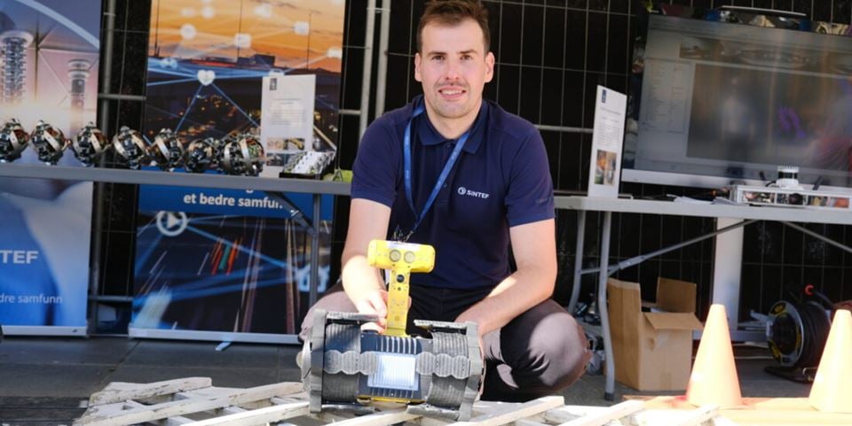 Researcher Jan Sramota shows off the rescue robot during the Skaperfest event, a Maker festival in Trondheim. Photo: Emma Sæter
