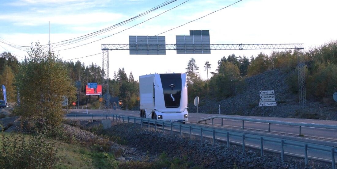 A truck drives across the border – with no driver!