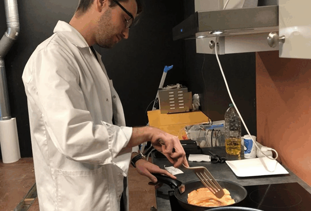 Testing extraction of a kitchen fan. SINTEF