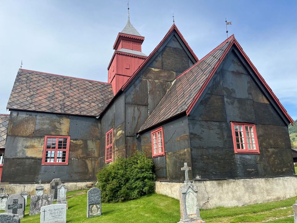 Dovre Church, built in 1736. The church received a new tower and slate cladding in the 1840s. Here we see the southern side with pronounced rust formation and a beautiful play of colours. Photo: Lisbeth-Ingrid Alnæs
