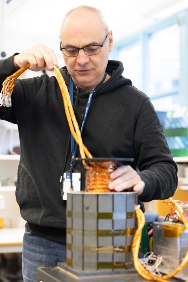 The prototype developed and tested by SINTEF. This is the 50 kW prototype of the inductive charging plug that the researchers have used to test the electromagnetic design, control and efficiency. It is small enough to be lifted with one hand, but the full-scale version that will deliver 5 MW will have a completely different format, about three times larger in physical size and more than fifty times heavier. Photo: Hege Tunstad