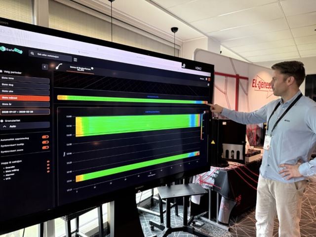 Marius Engebrethsen from REN shows how the temperature inside a cable can be read metre by metre using measuring equipment from SafeBase, one of the project partners. This feature applies to power cables with fibre optics built in, which the newest cables often have. Photo: Hege Tunstad.