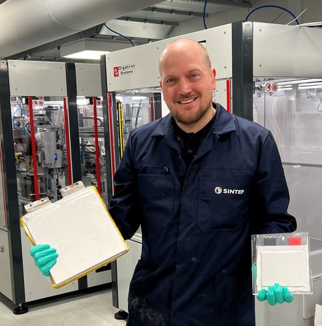 At SINTEF Battery lab, the SINTEF researchers study all stages of battery cell production. Here is project manager Nils Peter Wagner holding two pouch cell batteries at the lab. Thor Nielsen/SINTEF 