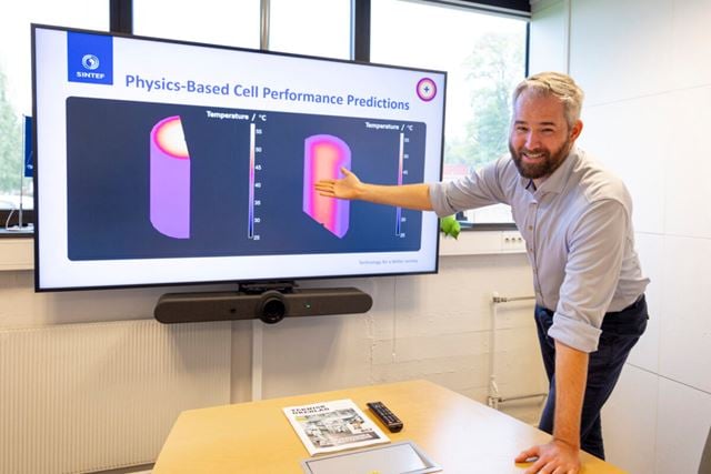 IntelLiGent’s new batteries have been thoroughly tested, improved, and further developed using advanced digital tools, which will also play an important role in future battery research and innovation. Here, Senior Researcher Simon Clark demonstrates a simulation of the temperature inside a battery cell during discharge - an important aspect for ensuring safety and preventing degradation. Photo: Thor Nielsen/SINTEF