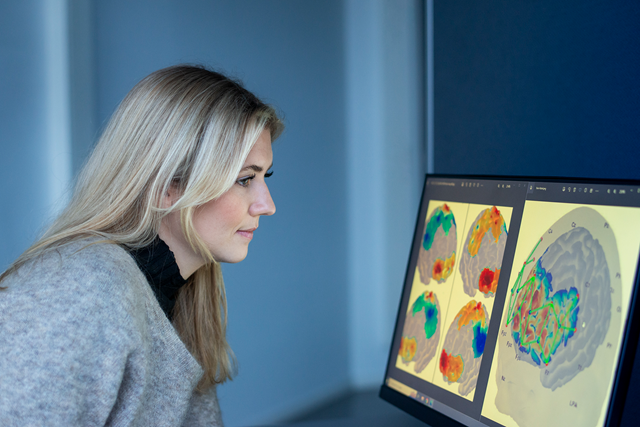 Sandra Klonteig examines analyses of fNIRS data, a technology that measures blood flow in the brain. This provides information on which parts of the brain are active and consuming energy.